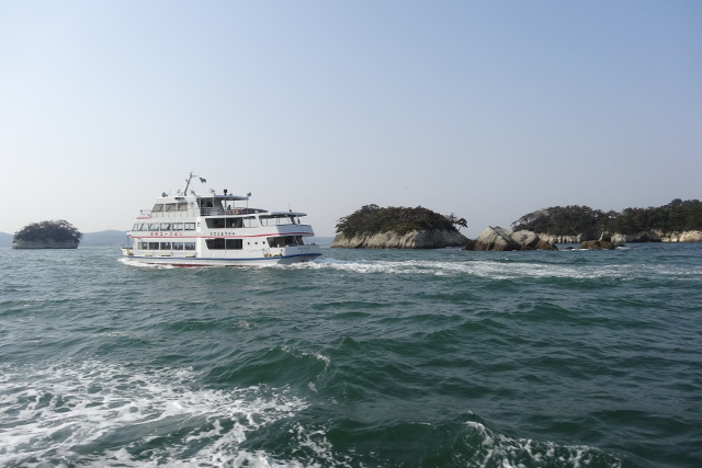 松島を遊覧船でゆったり観光